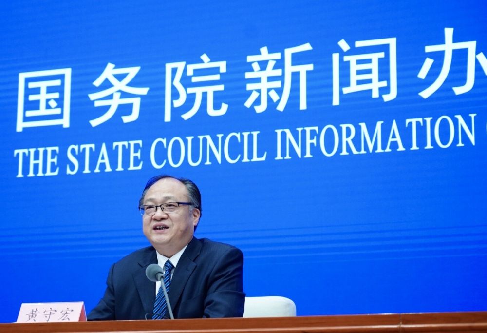 5月22日，國(guó)務(wù)院新聞辦邀請(qǐng)政府工作報(bào)告起草組負(fù)責(zé)人、國(guó)務(wù)院研究室主任黃守宏解讀政府工作報(bào)告有關(guān)情況。新華社記者　陳建力　攝