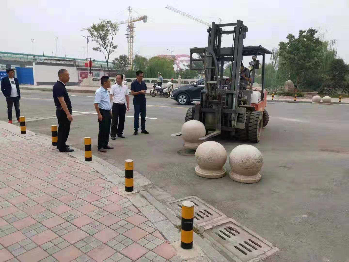 為向新中國(guó)成立七十周年獻(xiàn)禮，市城建集團(tuán)攻堅(jiān)克難，實(shí)現(xiàn)了北門棚改區(qū)域民生路10月1日零時(shí)順利通車。國(guó)慶假期，市城建集團(tuán)堅(jiān)持做好一線工作，在與交警部門共同做好民生路通車保障工作外，抓細(xì)節(jié)，抓落實(shí)，確保其他各項(xiàng)工作有序推進(jìn)。.jpg